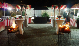 Dekorierte Stehtische Zeitgeist Weihnachtsfeier Catering Berlin