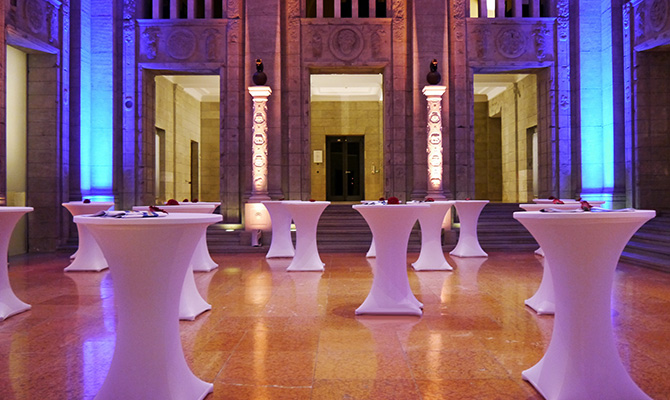Zeitgeist Event Catering dekorierte Stand-Tische